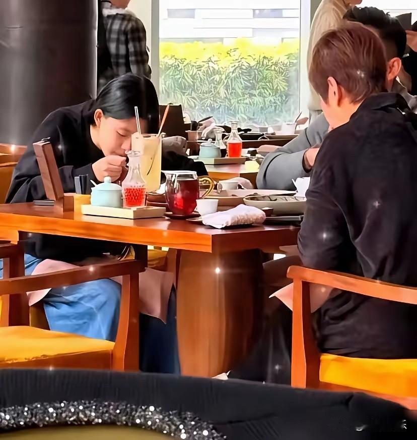 张兰一大早发视频称搭早班机飞湾湾，任务有两个一是看玥玥和小霖霖，二是准备迎接媳妇