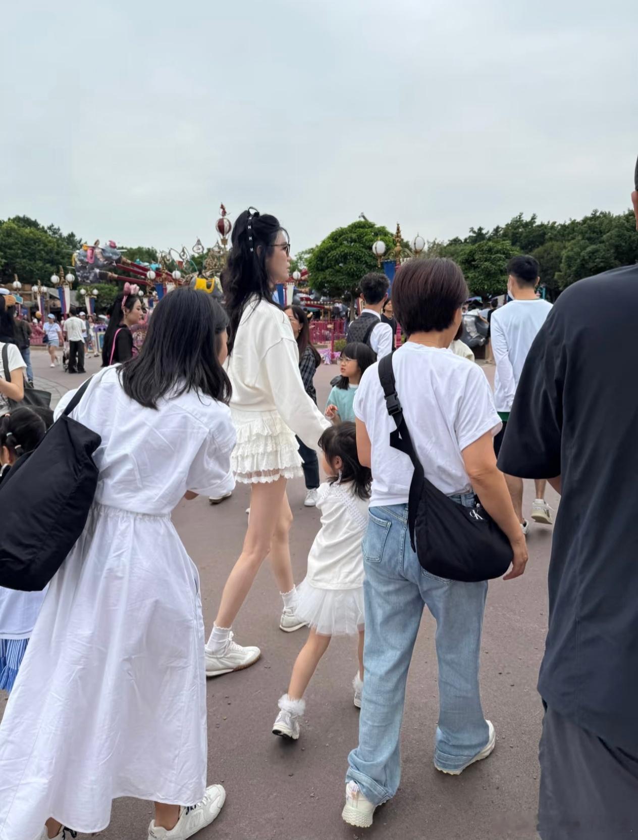 奚梦瑶4岁女儿身高奚梦瑶4岁女儿腿长奚梦瑶带孩子逛迪士尼，4岁Romee身高瞩