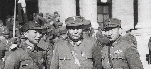 1941年，51岁的陈济棠携夫人，正坐在专机上，闭目养神。突然，被一名年轻女子喝