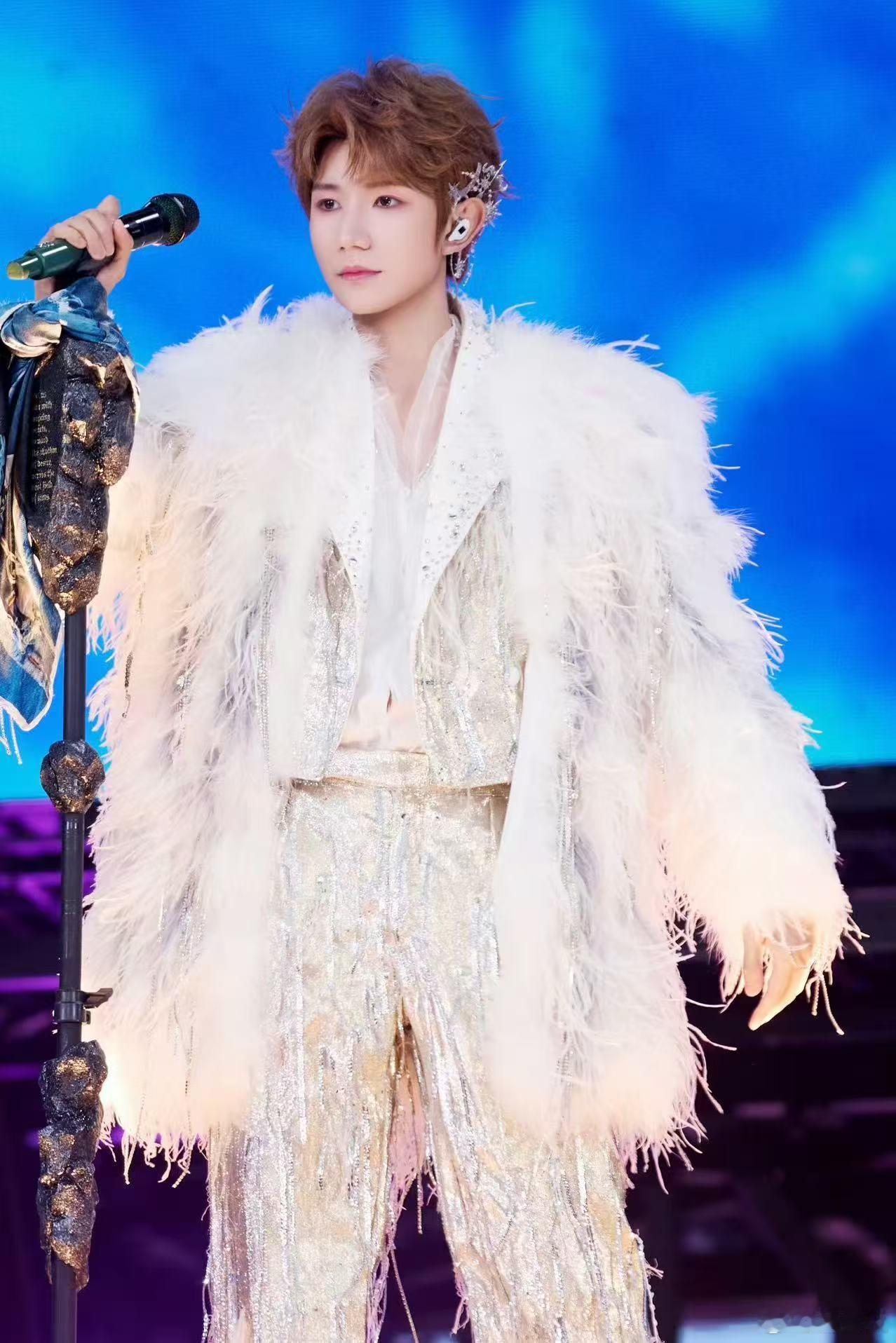 王源演唱会cos艾莎好了好了，王源散发魅力我真的直接爱了