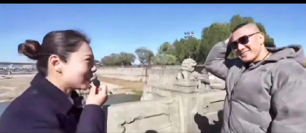 馆长的北京之旅，旁边这位导游也太美了吧！美的不是她的容貌，也不是她的气质，而