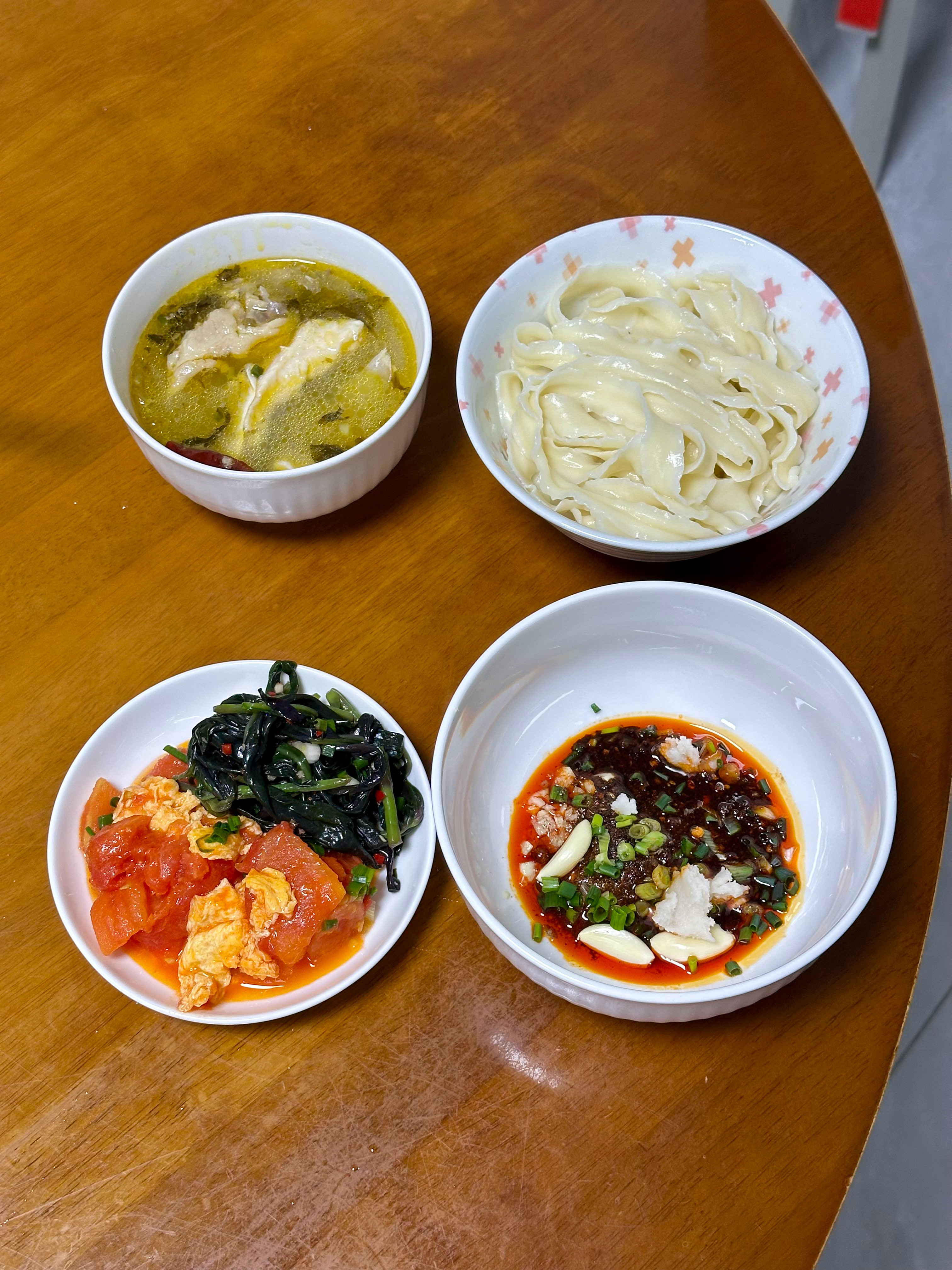 周末加班餐，给拍档们做的麻辣小面和打卤面。​​​
