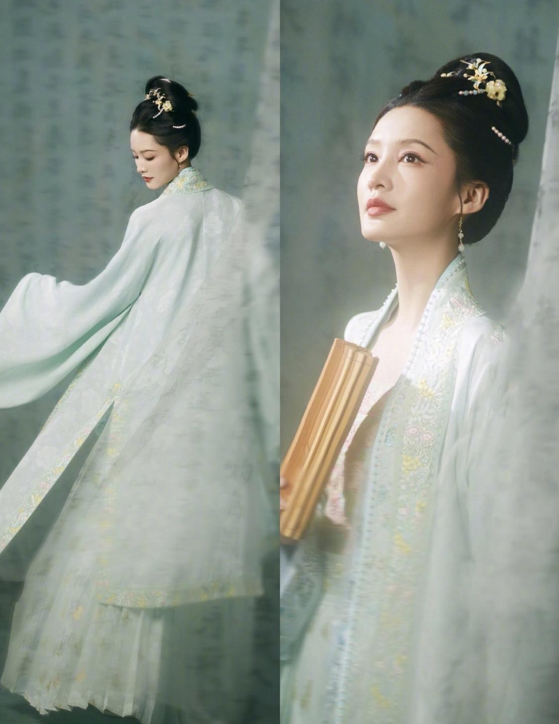 今年春晚，汉服彻底火出圈了。秦岚的战国红袍美炸，李沁的桂花造型清雅，连戏曲演员