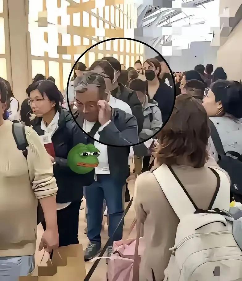 就在此刻，爱国情怀油然而生！日本机场到处都是中国面孔，他们并非急于回国，而是心