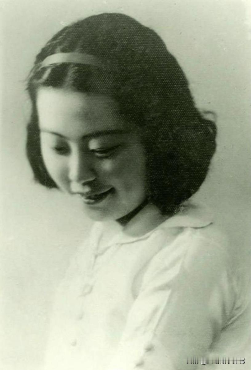 1950年，蒋介石败退台湾后，突然得知失踪的沈小姐在大陆。顿时，他悔恨连连，此人