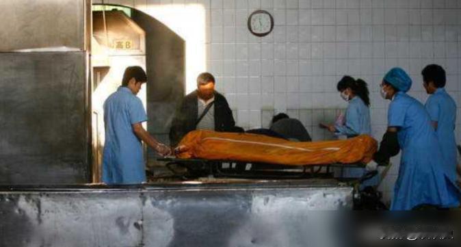 我第一天进火葬场工作，烧大炉的师傅就警告我，千万注意几个忌讳，其中一条最毛骨悚然