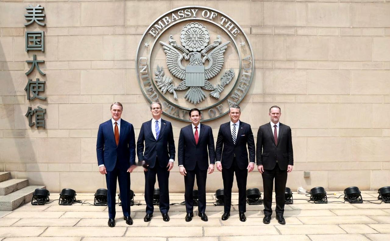 美国驻华大使发的照片庞德伟表示，很高兴能在驻华大使馆接待首次来华的鲁比奥、