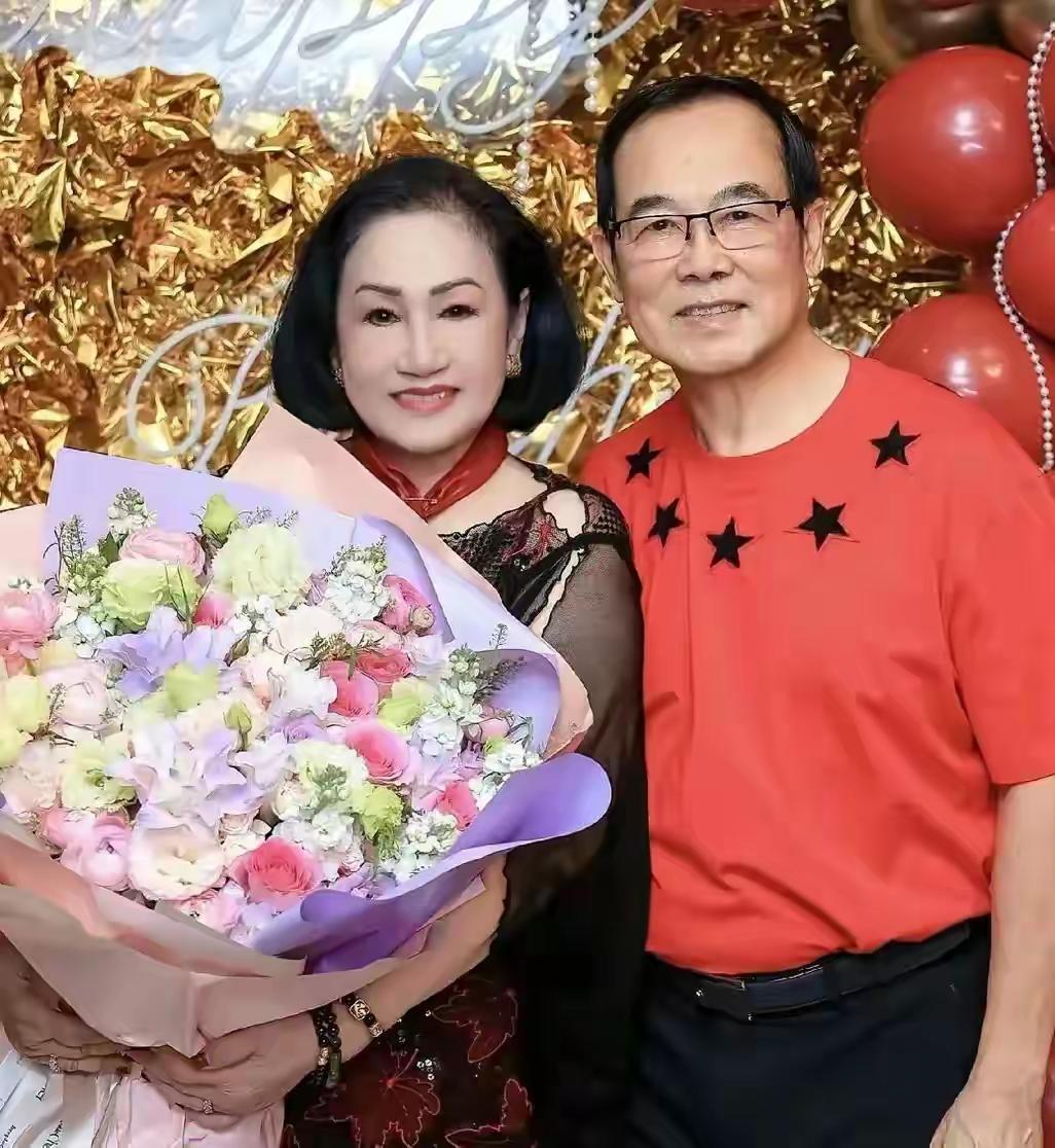 这是钟丽缇为78岁的母亲举办寿宴的场景。我不禁感叹，钟丽缇的母亲都78岁了，看上