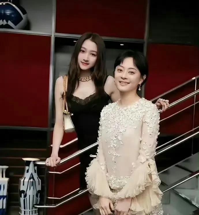 关晓彤都长大了，孙俪还是老样子，不得不说娱乐圈的女艺人只有长大，没有变老。如今