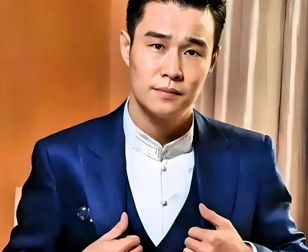 我现在想用一句话形容小沈阳，“人在家中坐，锅从天上来。”沈佳润在韩国