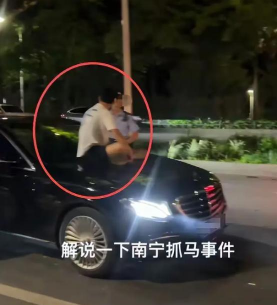 广西南宁，一小伙将自己的奔驰E300借给女友开，岂料，女友开车出去装富婆，勾搭上