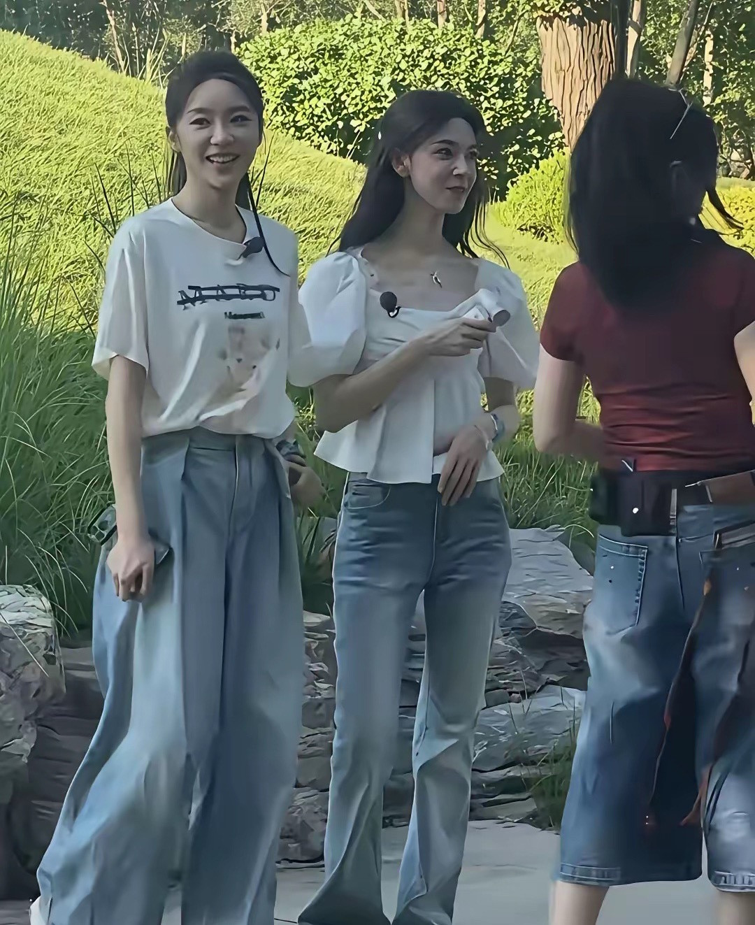 实话实说，中间女孩子的裤子比较显身材，不接受反驳！