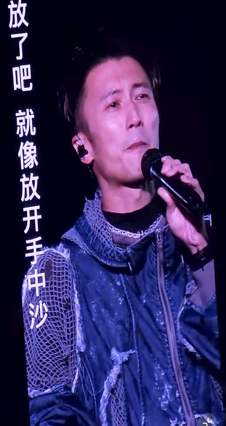 武汉暴雨里的演唱会太炸了！谢霆锋全程拒绝用防雨设备，穿普通演出服，全开麦