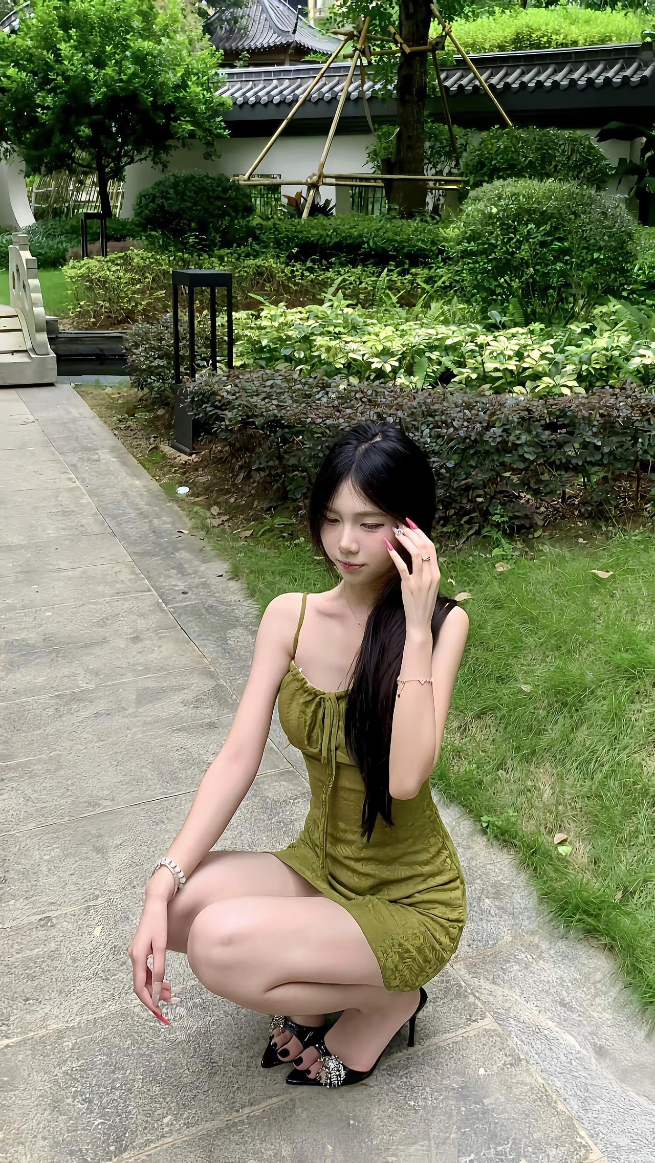 东船与西舫琴音袅袅于心上绿色吊带裙拍照姿势