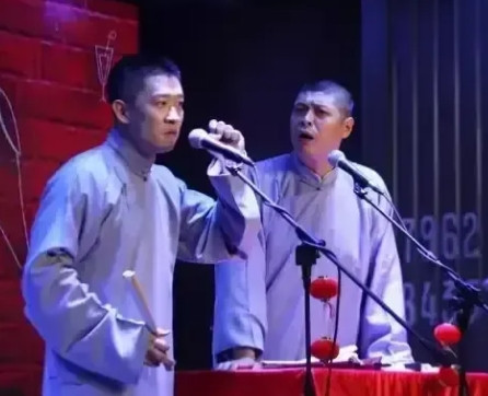 2010年，曹云金离开德云社，同时，还说服了搭档刘云天跟着一起走。郭德纲不舍地劝