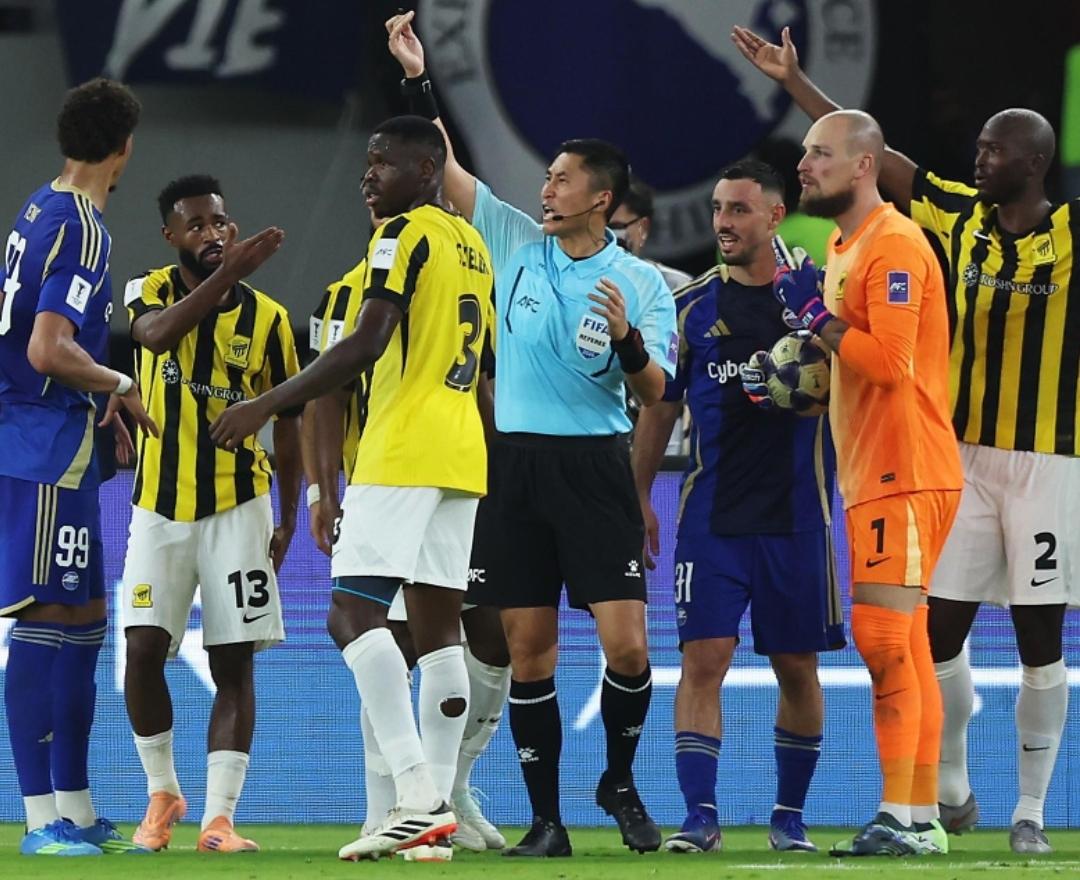 球迷：力挺马宁，金哨级判罚，对面就是输不起，不占便宜就是亏，竟然敢故意冲撞马宁，