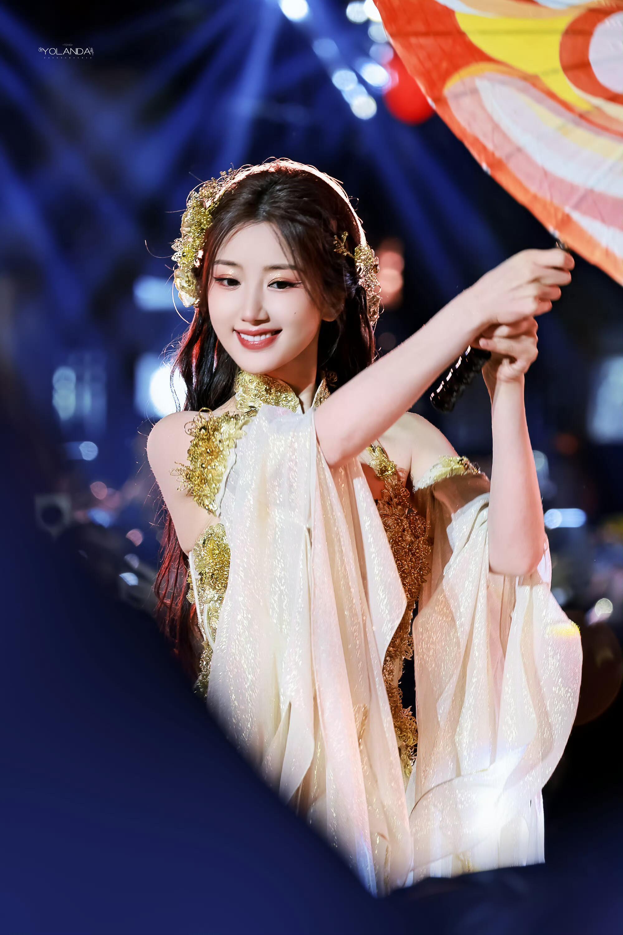 毛晓彤撑油纸伞跳舞毛晓彤与非遗花丝裙适配度拉满毛晓彤这次的妆造真的美到失语！非