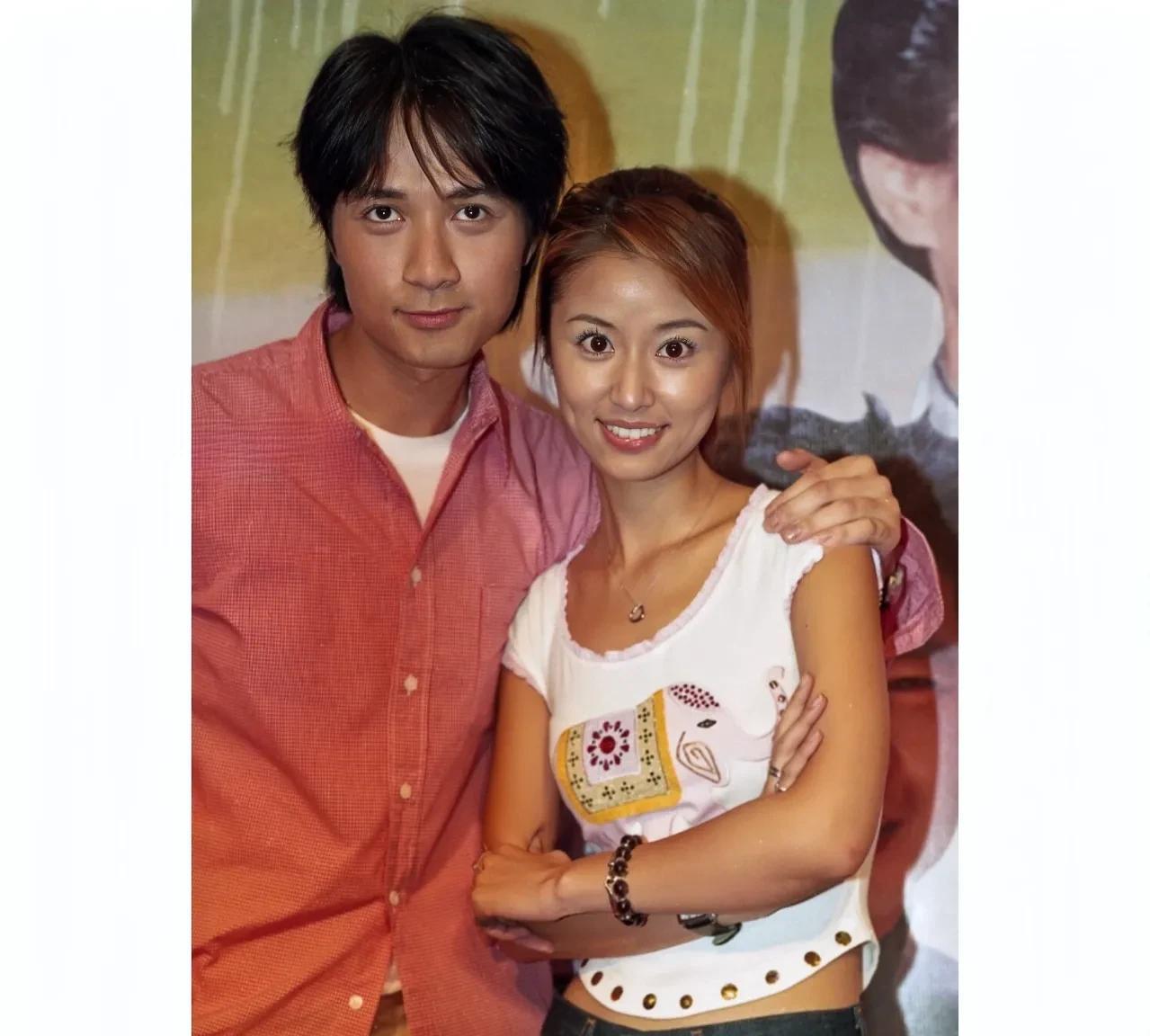 2001年，古巨基与林心如年轻时的留影旧照，曾经的帅哥与美女