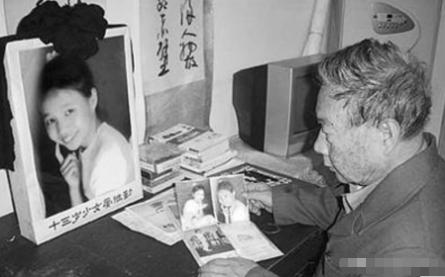 2005年，一场令人震惊的悲剧发生：清华教授13岁女儿因与公交售票员口角，遭掐死