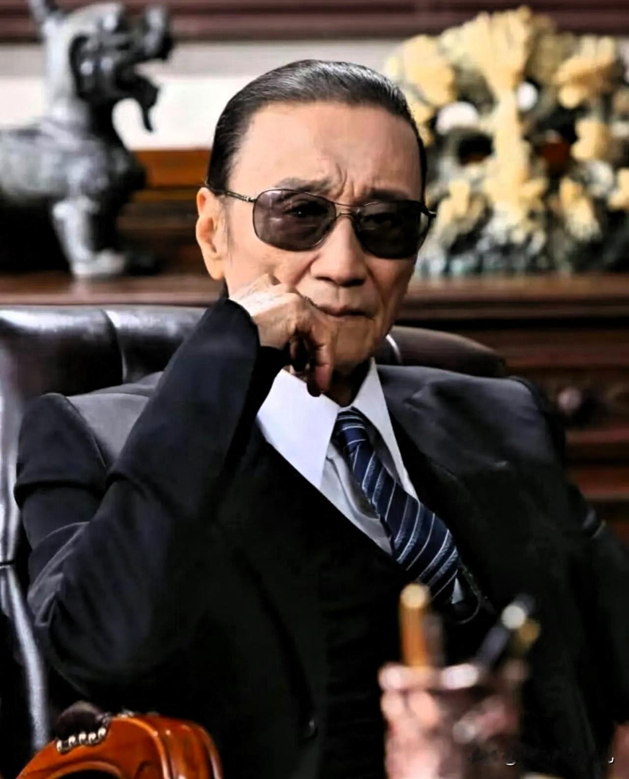 听到许绍雄去世的消息，88岁的谢贤坐在轮椅上沉默了。88岁的谢贤，得知好友