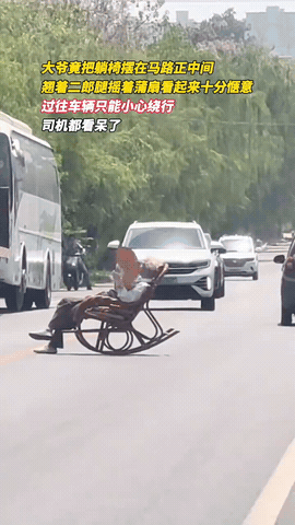 “不要命了？”陕西，大马路上，车一辆接一辆，嗖嗖地跑。可所有车到了跟前，都跟踩了