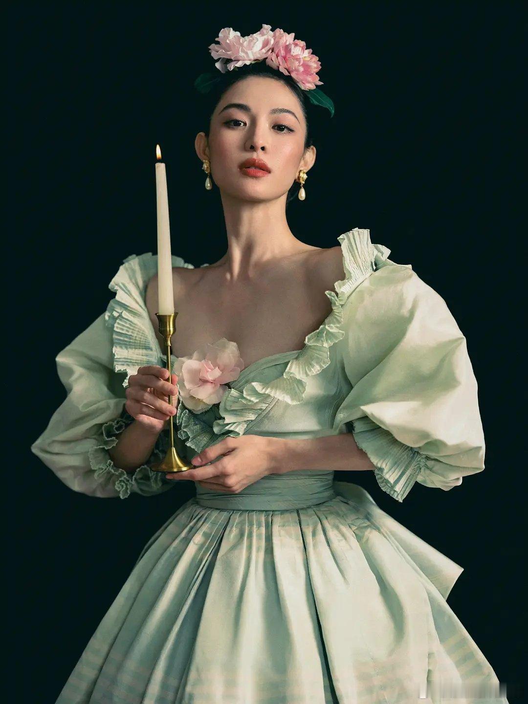 钟楚曦这次vogue盛典裙子很有特色啊，很漂亮，很不一样