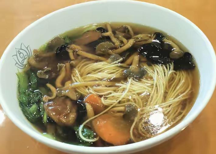 这两天在徐州办正事，上午抽了点空去宝莲寺转了转。寺庙环境挺好，红墙绿瓦的，周围都