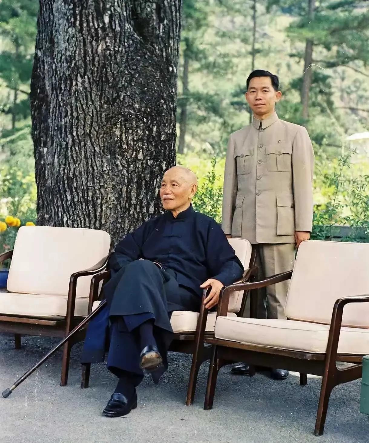 这是1974年蒋介石在台湾自己府邸拍下的一张留影。他看上去和颜悦色，很是平静安详