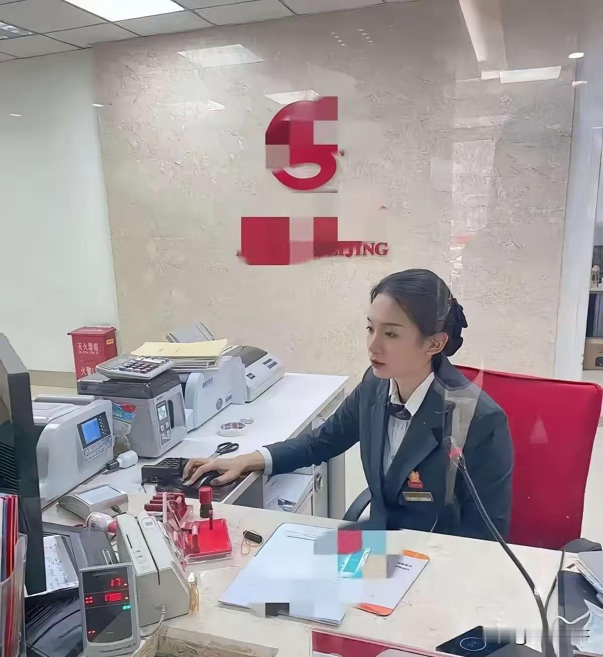 我表哥在券商做了七八年，昨晚吃饭时提了一句，家里存款到期，千万别直接存五年定期。