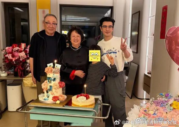 黄晓明带着儿子小海绵为黄妈妈庆生，全家福里面总感觉还少一个人。
