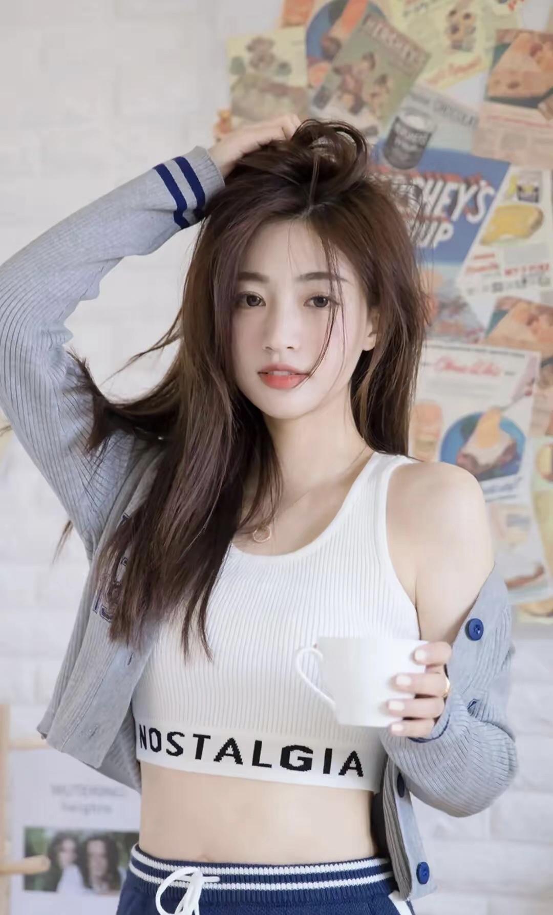 分享美人照美女长相漂亮，身材比例好，性格温柔开朗活泼可爱