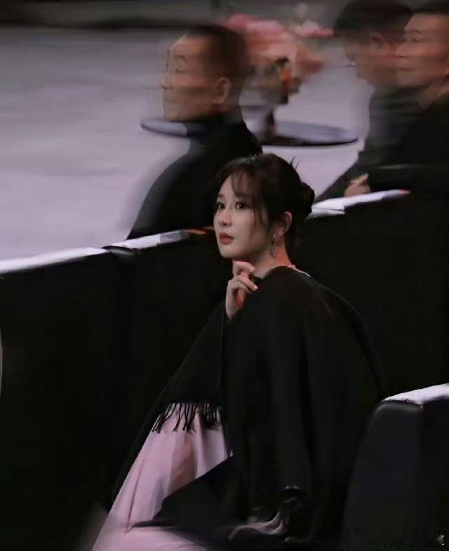 杨紫出发进组杨紫出发进组玉兰花开君再来，她真的是优等生，不需要粉丝催进组，自己就