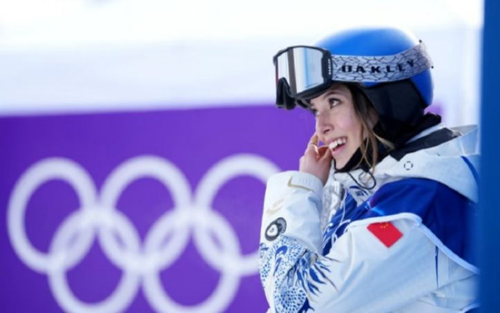 自由式滑雪女子大跳台预赛第二跳意外摔倒，腿部冰敷强忍疼痛，谷爱凌顶住巨大压力，第