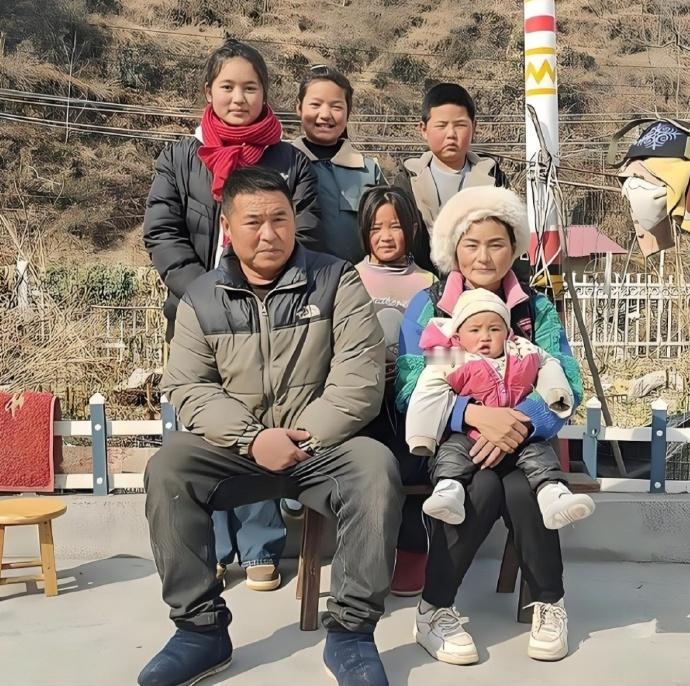 年轻妈妈扛起一座山。[玫瑰]​​​