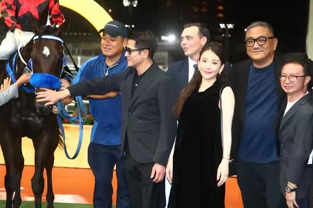 方媛很白，她身边的国内男子衬得她白得发光，她的白都快赶得上身后的那个外国人了。