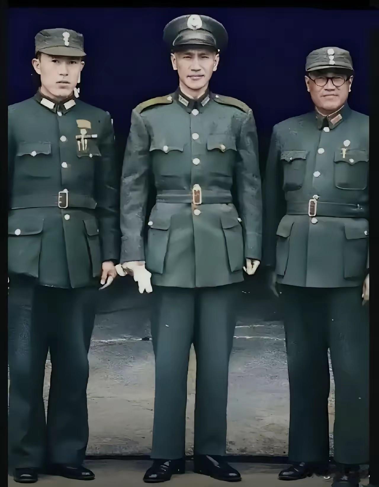 老蒋时刻都在显示自己的与众不同，就算是与下属照相时都不例外，他身上的军装应该是只