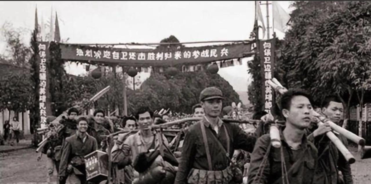 1979年，对越自卫反击战中，有个越南村长主动给解放军带路，路上，我军排长担心有