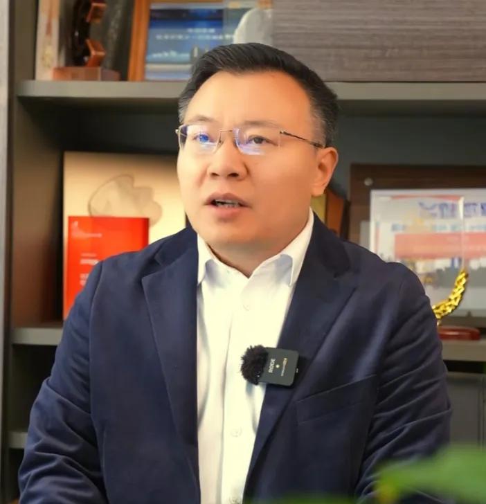 任泽平楼市预判刷屏！80%房子只住不涨，刚需该咋选？中介喊房价稳了，邻居愁资