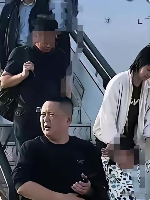 看了这个“欧某”的面相，肥头大耳的，他的睡眠质量肯定很好，很容易深度睡眠。有