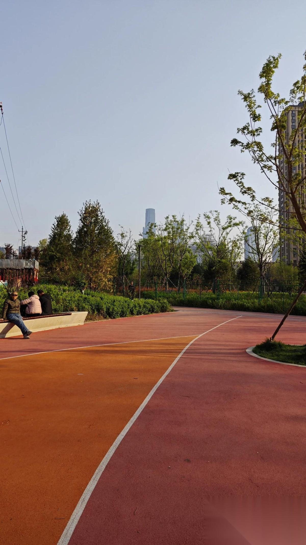 一位网友说：疫情期间曾经疯狂跑步，不管刮风下雨，天热天冷，结果腰痛得要死，身上的