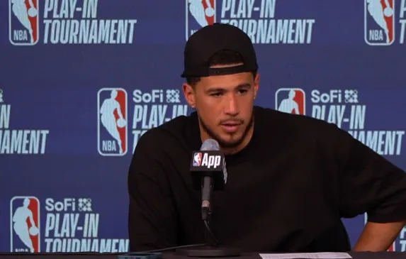 NBA附加赛太阳110-114不敌开拓者。赛后，布克接受了采访，称赞了队友杰