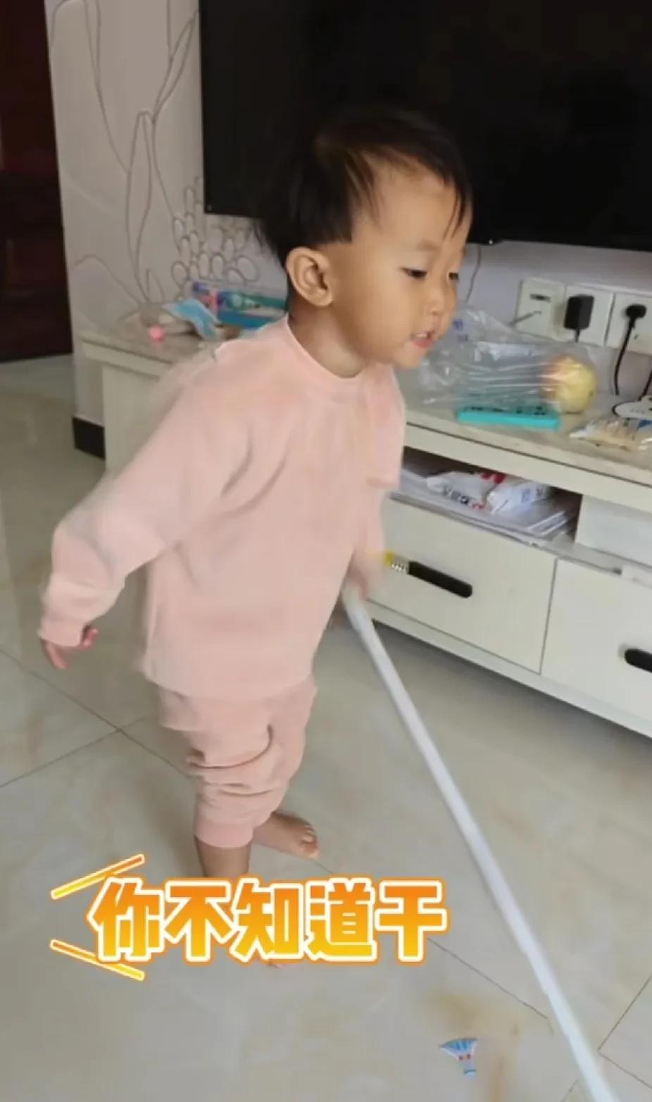 “懒”妈培养出勤娃！怪不得满宝嫌妈懒，在她一岁多的时候，已经发觉妈确实忙的不明显