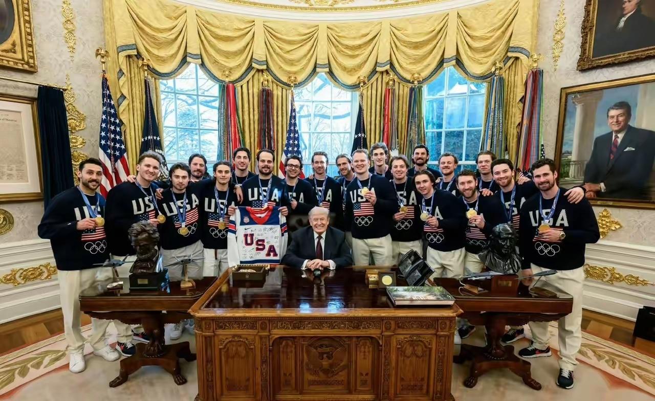 大晚上的，看两张照片放松一下。一张是特朗普接见美国冰球队，一张是奥巴马接见美国篮