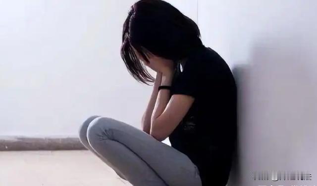 四川南充，一男子跟朋友聚会，在聚会上认识了朋友的女友，眼看对方女友长得很带劲，身