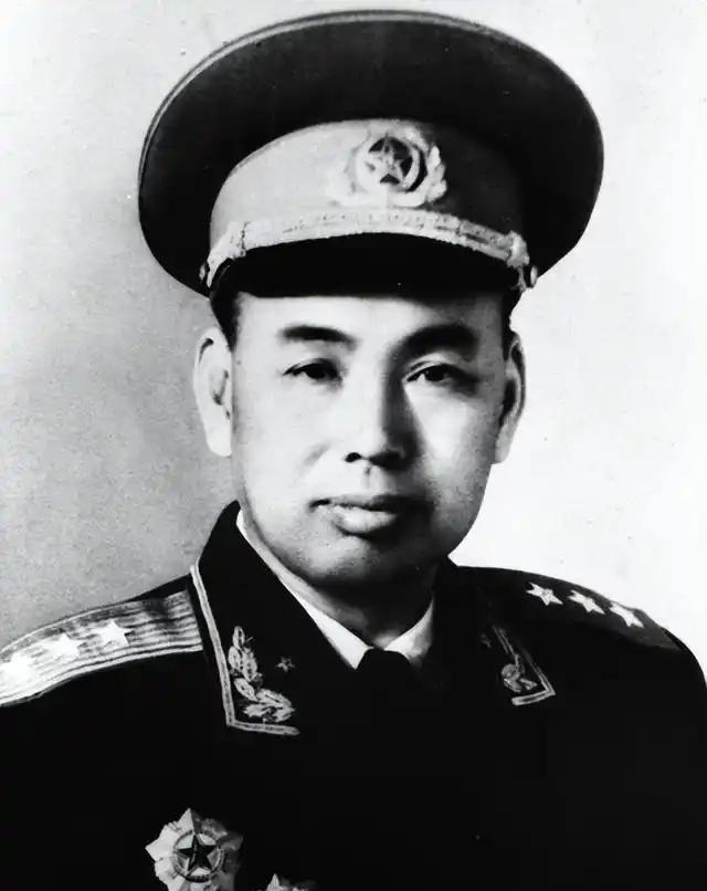 1957年，许世友将军的警卫连长去上海出差，和一男人擦肩而过。军人的警觉，让他猛
