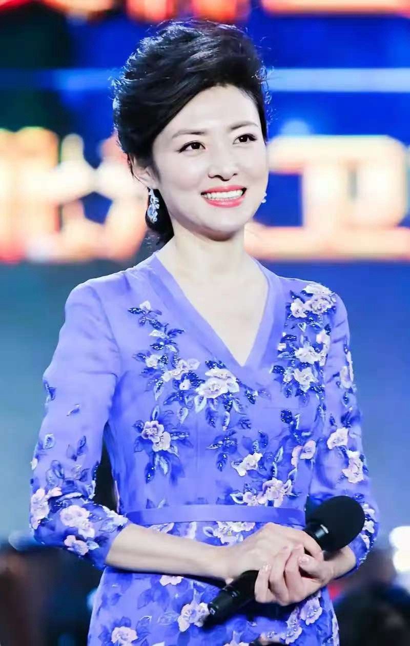 周涛早期春晚主持视频一帧一画都是回忆杀！周涛早期主持画面一出来，瞬间梦回守在电