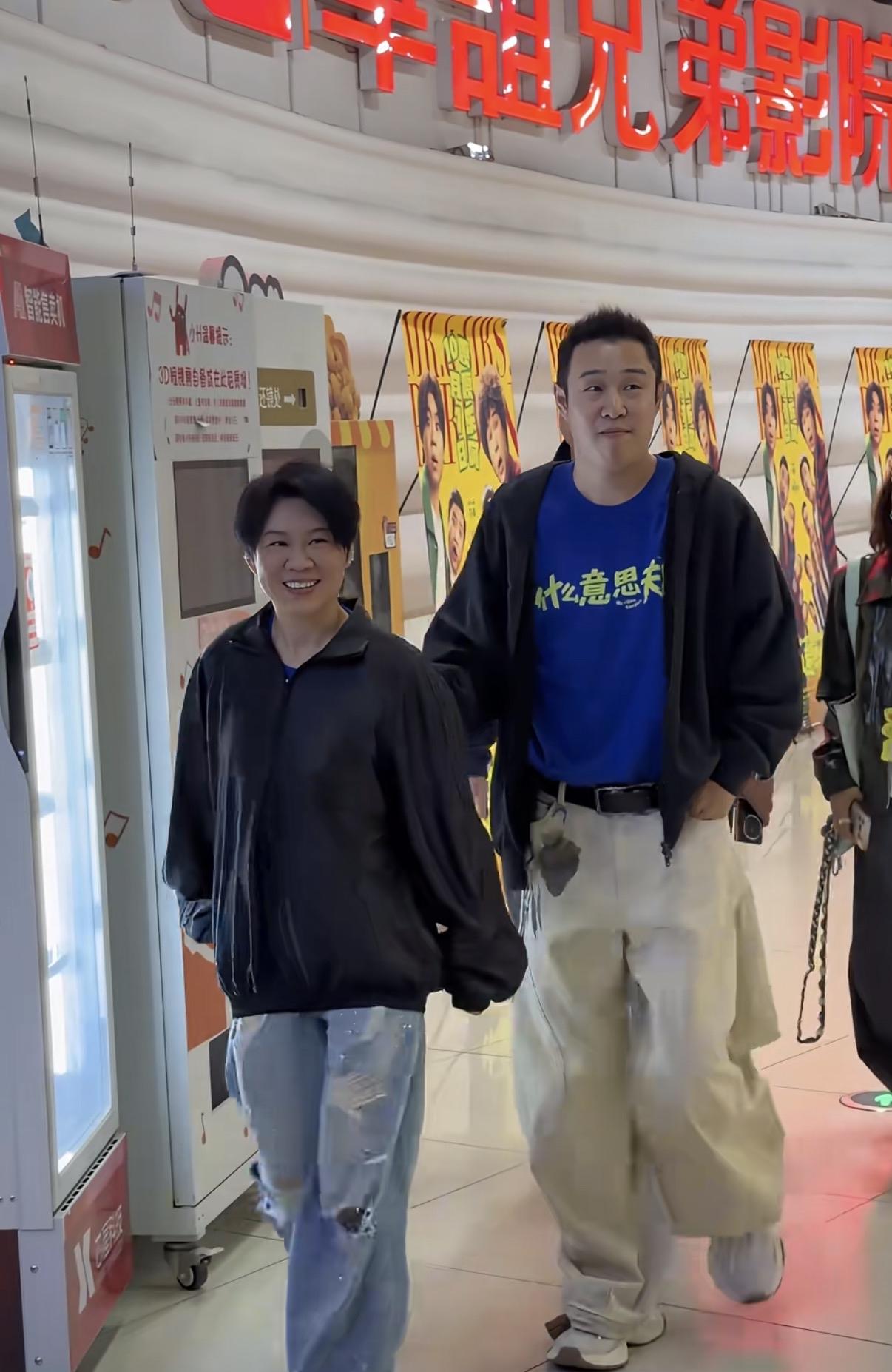 网友在沈阳偶遇小沈阳和沈春阳，夫妻俩看着真接地气啊！穿着打扮跟普通人差不多，有钱