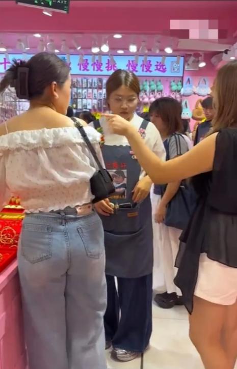 哈萨克斯坦网红来中国搞事情，超市小姑娘被她弄蒙了，外国网红不仅目的没得逞，反倒被