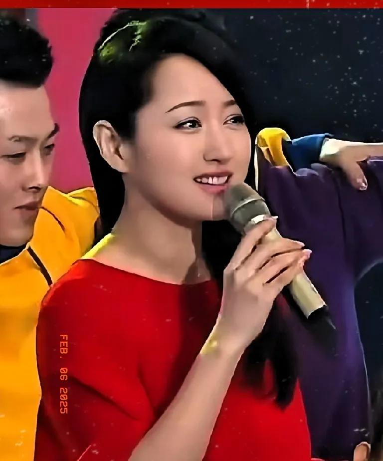 歌星杨钰莹人美歌甜，演唱会现场激情澎湃的演唱，让全场沸腾！🎤?