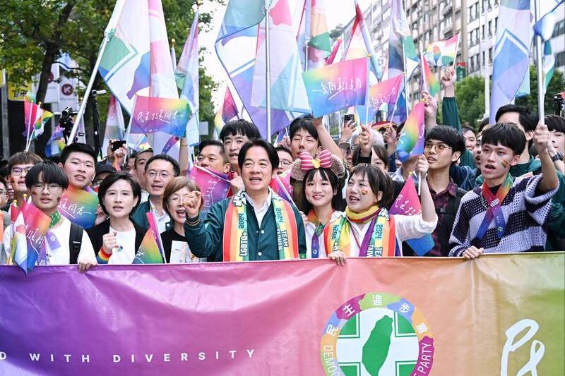 【台湾光复纪念日,台岛举行“同志开走”活动,怪现状令人发指】今天是台湾光复80